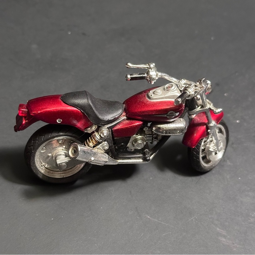 Vibrant die-cast model Honda Magna motorcycle. Motor Max. Scale 1:18. Collecible